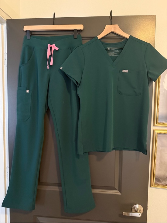 Figs Pants - Figs Women's LIMITED EDITION Forest Green Scrub Set - Top & Cargo Pants